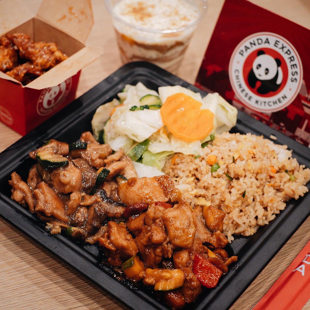 DiscoverMnl's tweet photo. #DMFoodSeries
Craving for @pandaexpressph! Orange Chicken please! 🥢
Find them at their first ever Philippine branch at SM Megamall, Bldg A.
#PandaExpressPH 🐼 https://t.co/fenD4mY4Pg