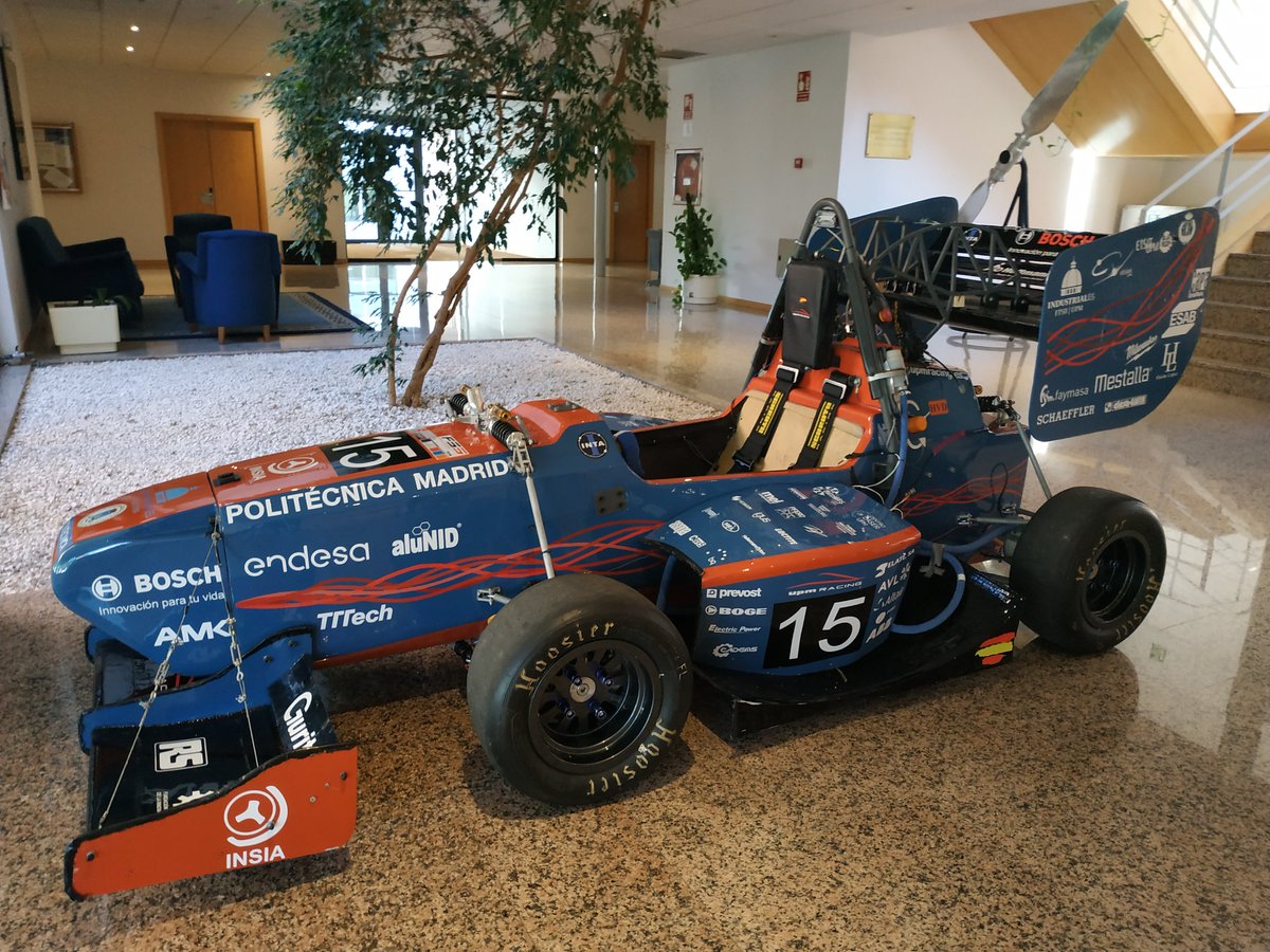 intaespana's tweet image. @intaespana ha fabricado junto con @UPMRacing el monocasco del monoplaza #UPM03e. Se ha definido el material de la estructura. 

@UPMRacing participa en la competición de ingeniería #FormulaStudentSpain, donde se prueban los vehículos que los estudiantes han diseñado y construido