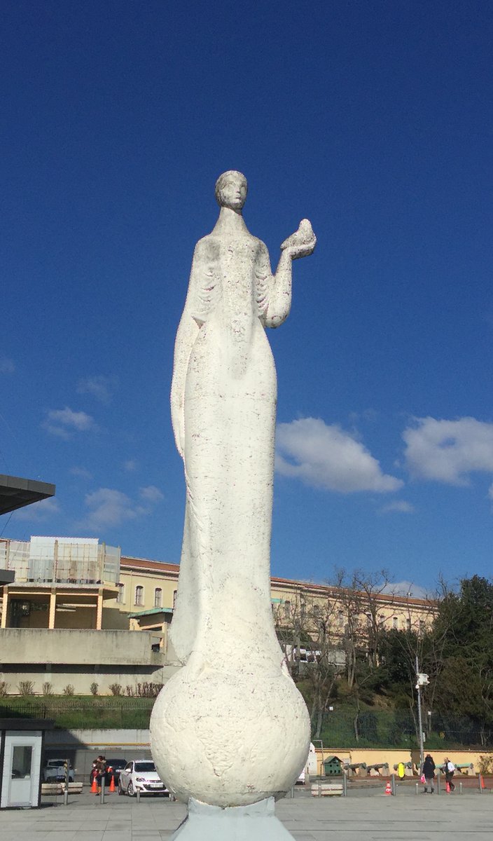 Bu zarif heykel "Ölümsüz Akdenizli" Prof. Hakkı Karayiğitoğlu'nun 1992 yılında İBB'nin açtığı "Açık Alanlara Üç Boyutlu Çağdaş Sanat Yapıtları Yerleştirme Etkinliği" yarışmasının kazanan heykeli; Sevgi ve Barış Anıtı.
#busehirdeturistolsam #hakkıkarayiğitoğlu #heykel #ibb