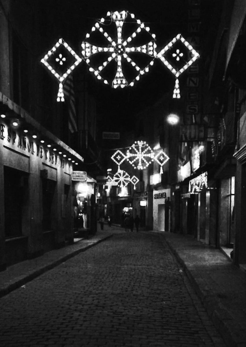 DecennalsValls's tweet photo. 🕯️💠 #Vallencs i #Vallenques, el #ComerçLocal especialment vinculat al món de l'electricitat i de la roba posarà a la vostra disposició els #Guarniments tant lluminosos com tèxtils per les properes #DecennalsValls2021!
📸 Festes Decennals de 1981. ©Àngel Vidal.
#Valls https://t.co/0bPq9v4FjP