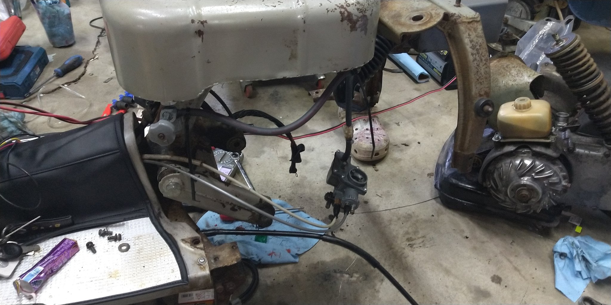 イフリート那珂ト ラビット 301 プラグが燻り停止する原因を探ります 先ずはセルダイ コイルの入れ替え点検をしシールの可能性も考え予備エンジンに載せ替え調べました 最終的にプラグ ギャップを狭めると火が飛ぶ事が発覚しました 何らかの原因で火花