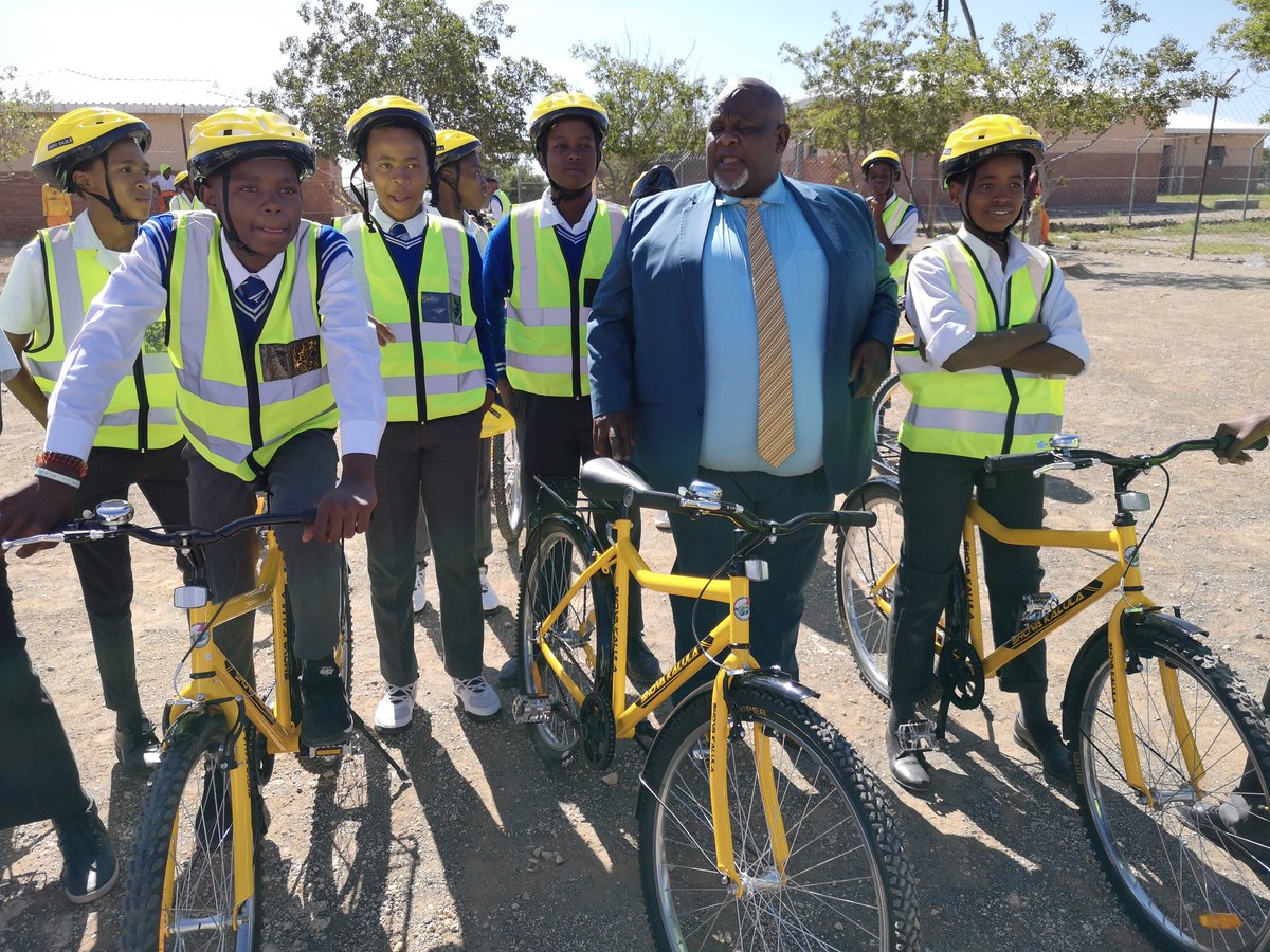 'Ons is baie bly dat die Minister Fikile Mbalula en die Department van Vervoer vandag hier is. Die leerders in De Aar gaan vandag uniform en fietse kry sodat hulle veilig by skool en di huis aankom elke dag.'- Premier Dr Zamani Saul at the handover of #ShovaKalula bicycles.