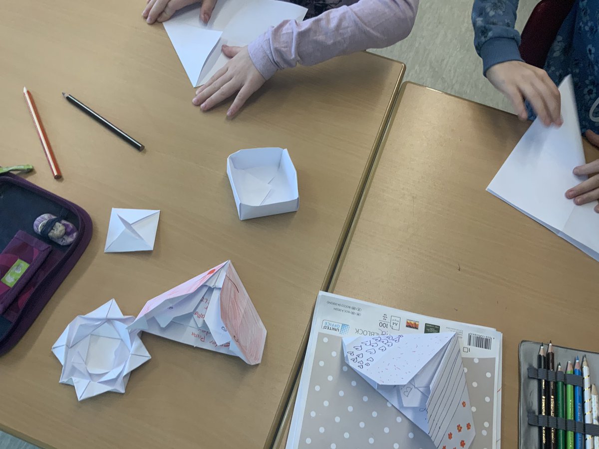 belden_trixi's tweet photo. An unserer Schule gibt es Kinder, die aus diversen Gründen am #Rosenmontag nicht mit zum #Schulkino fahren dürfen und heute darum von mir betreut wurden. Neben diversen @SmartGames_eu durfte #LoopinLouie nicht fehlen. Der Renner bei den Mädels war allerdings #Origami. #Faltkunst https://t.co/peLaMMll0s