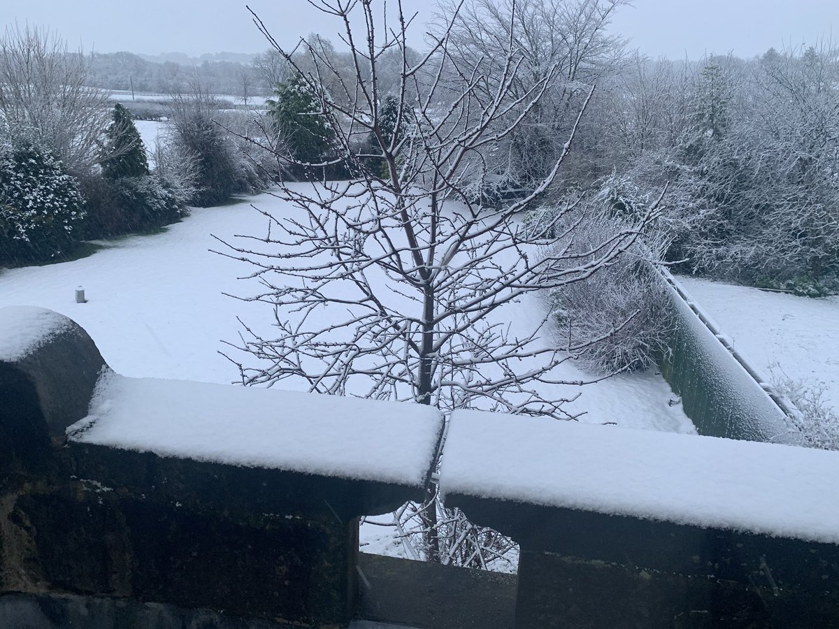 Laura__England's tweet photo. Looking forward to getting to filming on the other side of Leeds today and also back to London 😂🤦🏻‍♀️ #yorkshire #prettythough #homehome #snow #goodmorning https://t.co/qhtXvxgdnB