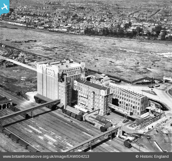 SAVEtoReuse's tweet photo. 🔔📢PRESS RELEASE: SAVE condemns proposed demolition of Southampton’s Historic Flour Mills. https://t.co/vqJk9xCbYj https://t.co/PAY7Sdr6oP