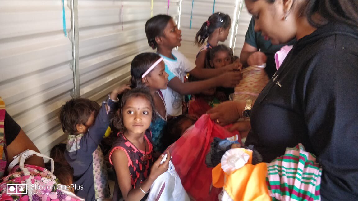 EdelGive's tweet photo. In #India, more than the cold weather, it is the lack of warm clothes that kill people. To make this winter season bearable, 15 @Edelweissonline employees distributed brand new clothes, food and mats to the 40 children who were in need of it.#EdelEngage @RobinHoodArmy #volunteer https://t.co/mGLCzHOTk8