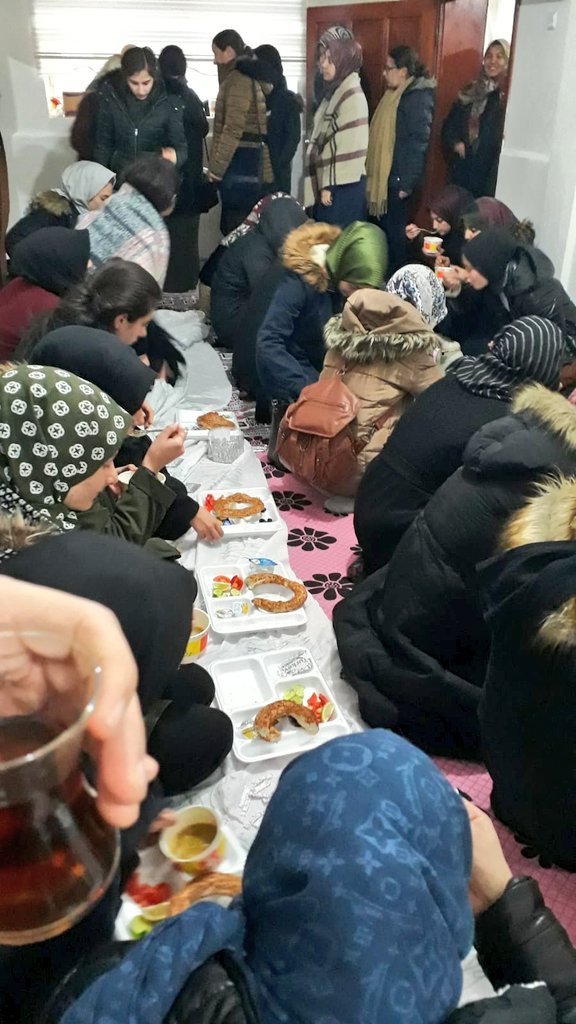 Saliha Sultan Yurdumuzdaki öğrencilerimiz ile birlikte Sabah Namazı etkinliğine katıldık. Kırşehir Mescid-i Aksa Camisinde eda edilen sabah namazının ardından genclerimiz ile birlikte kahvaltıda bir araya geldik. #BenimYurdumKYK #KYKSabahNamazı