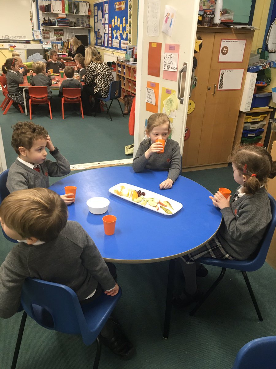YMS_Reception's tweet image. Busy first morning back... @SurreyMummy @Hampshire_Mums @iapsuk @psbacc #newscatchup #earlyyearswriting