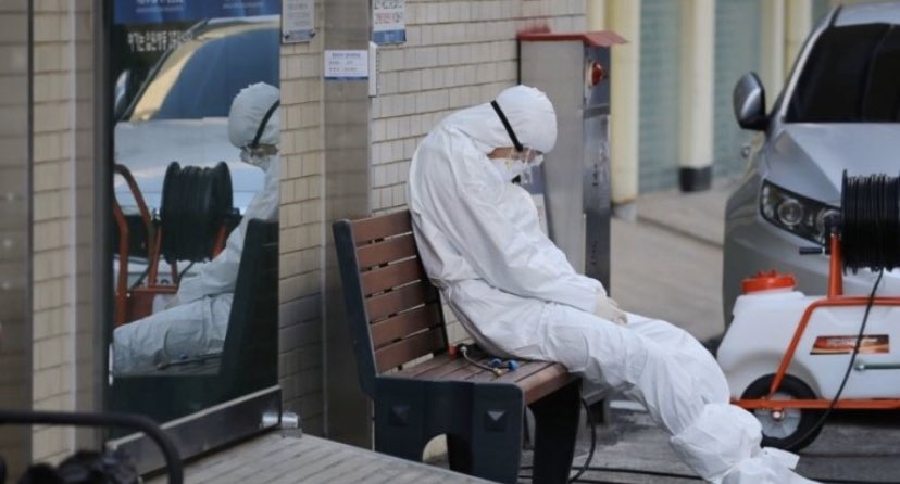 '모두가 확진자만 볼 때, 그 뒤엔 누군가의 노고가 있습니다' 

#의료진에게_힘을주세요