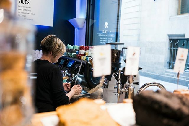 ¿Se te está haciendo bola este lunes?😴 Hazlo más ameno con uno de nuestros cafés y una de nuestras tartas, están incríbles 😉

#blackremedy #blackremedycoffeebar ift.tt/39Wd7L5