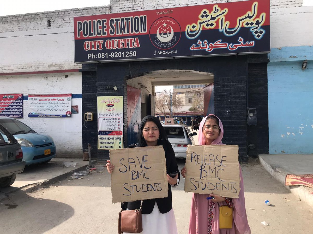 ZubairShahAgha1's tweet image. بولان میڈیکل کالج کی طالبات کی غیر قانونی گرفتاریوں کے خلاف ایڈوکیٹ جلیلہ حیدر 
@Advjalila 
سعدیہ بلوچ 
@balochsadia2 
سٹی تھانے کے سامنے طالبات کے ساتھ اظہار یکجہتی کر رہی ہے
#ReleaseBMCStudents