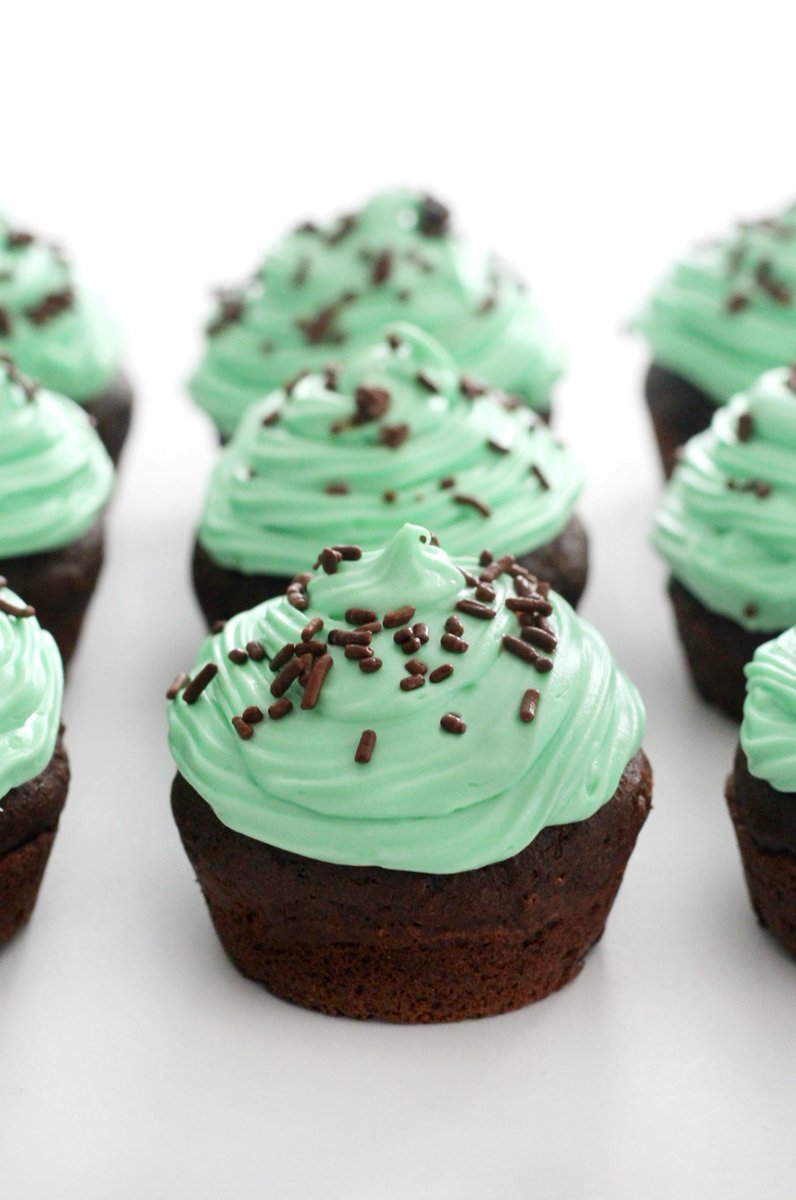 RebeccaGF666's tweet image. A perfect #StPatricksDay treat! #GlutenFree Mint Chocolate Cupcakes wp.me/p4UrDz-6aS #vegan #allergyfree @swervesweetie @BobsRedMill @meltorganic @Watkins1868