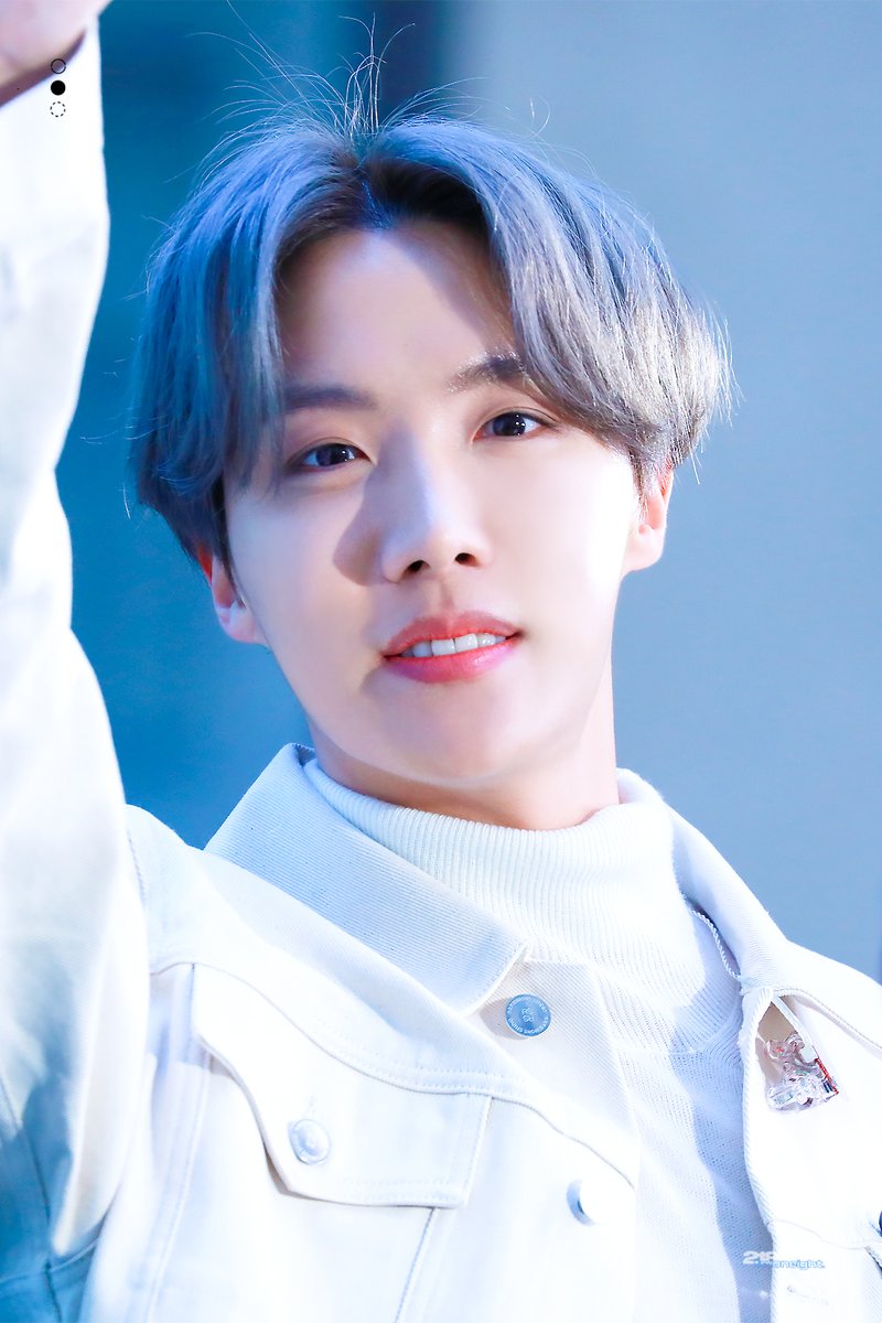 218_jhope's tweet photo. 200221 TODAY SHOW 

#제이홉 #호석 #ホソク
#jhope #BTS @BTS_twt 

☁️❄️🤍💙 https://t.co/ApxKT4J5AT