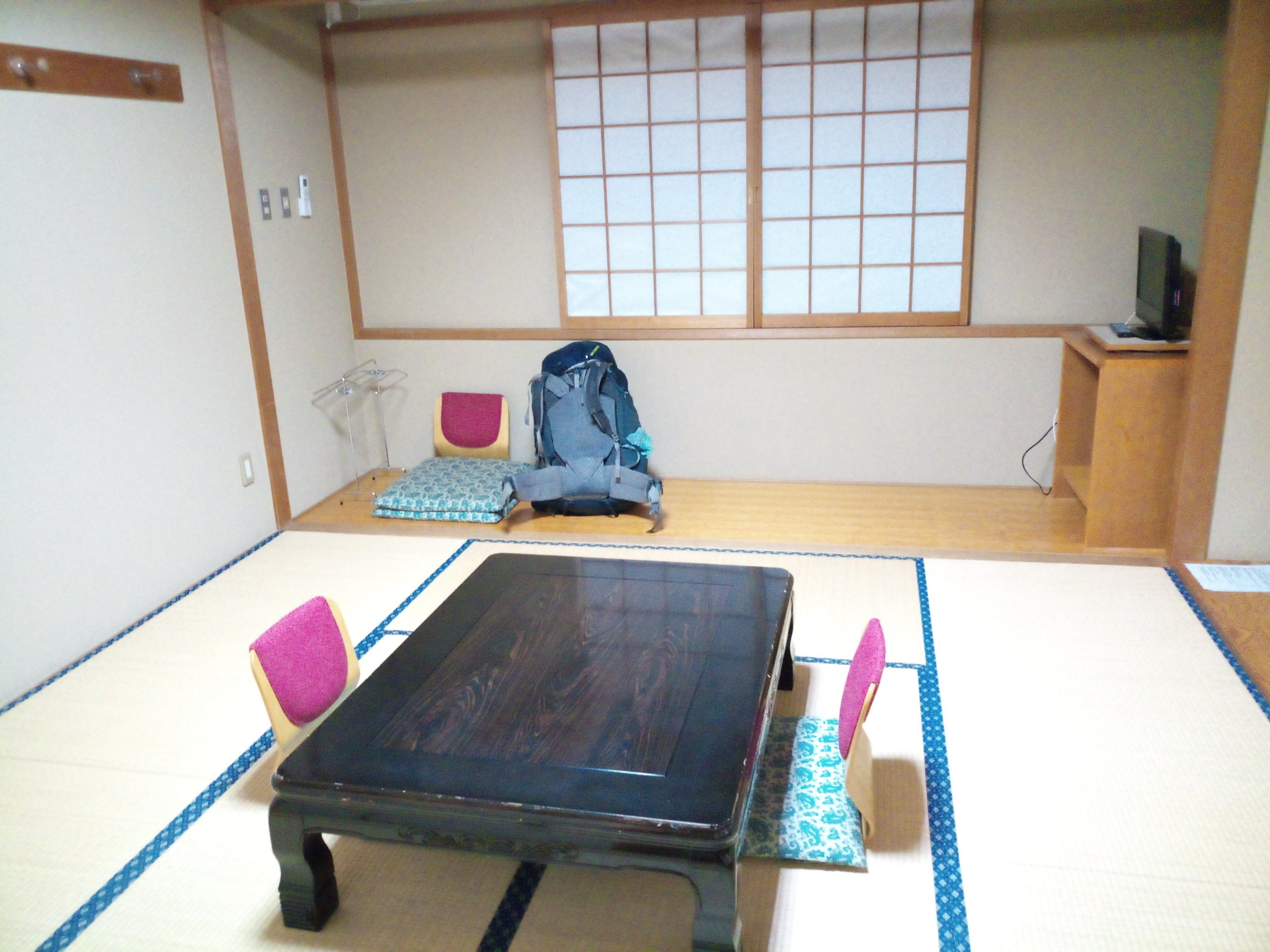 うぉると 犬山国際ユースホステル この部屋で一泊3500円 八畳間の個室 エアコン テレビ ポット トイレ Wi Fi付 外に大浴場有り とても良い なのに駐車場には車2台くらいしかなくて静まり返ってる なんだこれ T Co K6l1kfhmkj Twitter