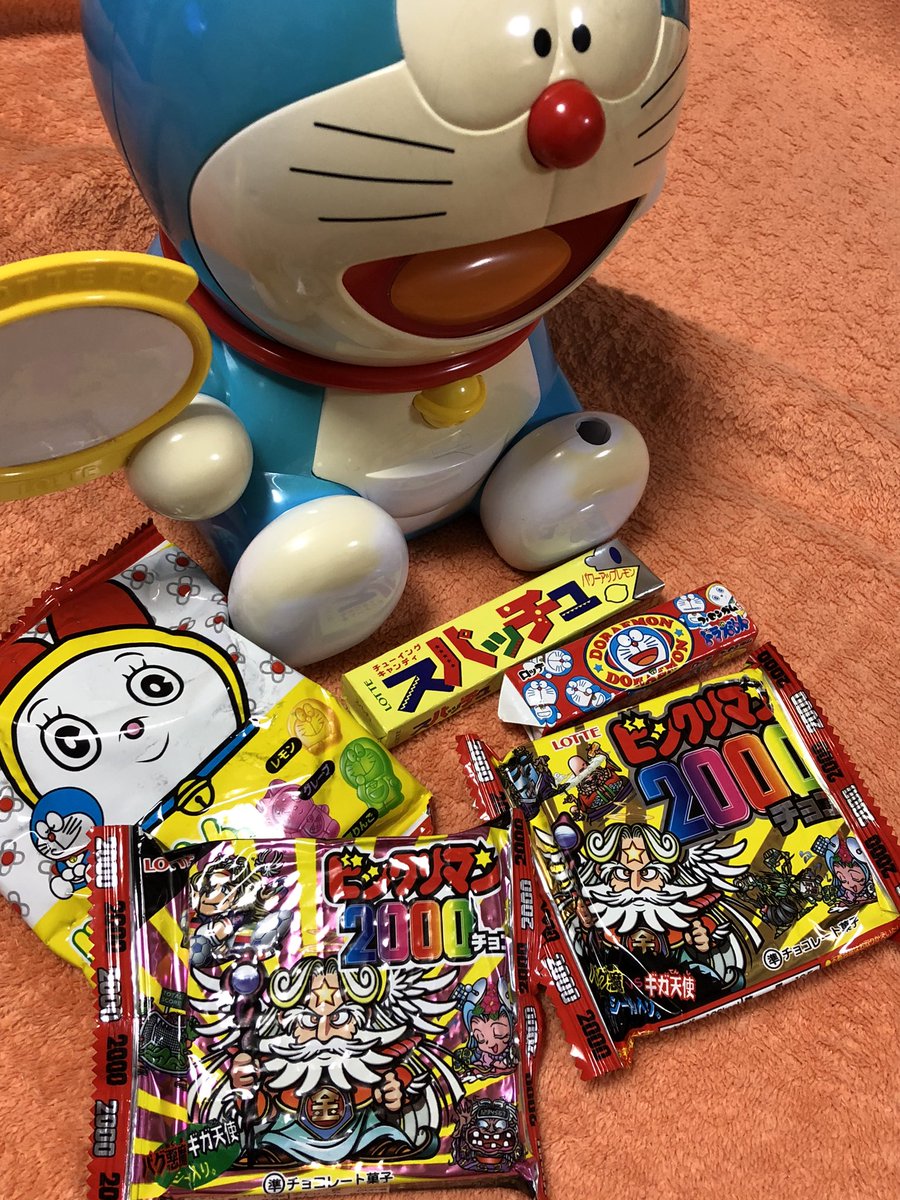 ゆうこ 町内会のイベントでもらったドラえもんの置物 中にお菓子が入ってることに今日気付いた いや年モノ