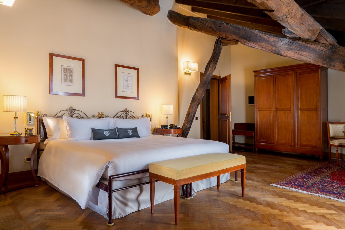 Villa_Torretta's tweet photo. The warmth of a decor dominated by wood and the natural colours of our rooms accentuate the particularly exclusive and relaxing atmosphere... whether you want to rest, relax or simply "stay". ✨#villatorretta #grandhotelvillatorretta #becurious #citiesbycurio #discoverwhatinside https://t.co/tv8rptQIdI
