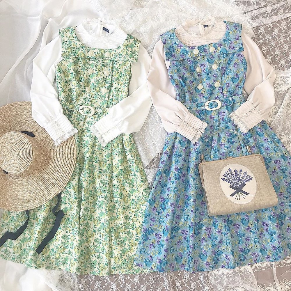 F I N T Official フィント公式 Spring Collection ペイントタッチ花柄スクエアカラー ワンピース An Another Angelus 筆で描いたようなタッチがヴィンテージライクな花柄ワンピース 後ろはセーラー衿になっているので カーディガンとのあわせも