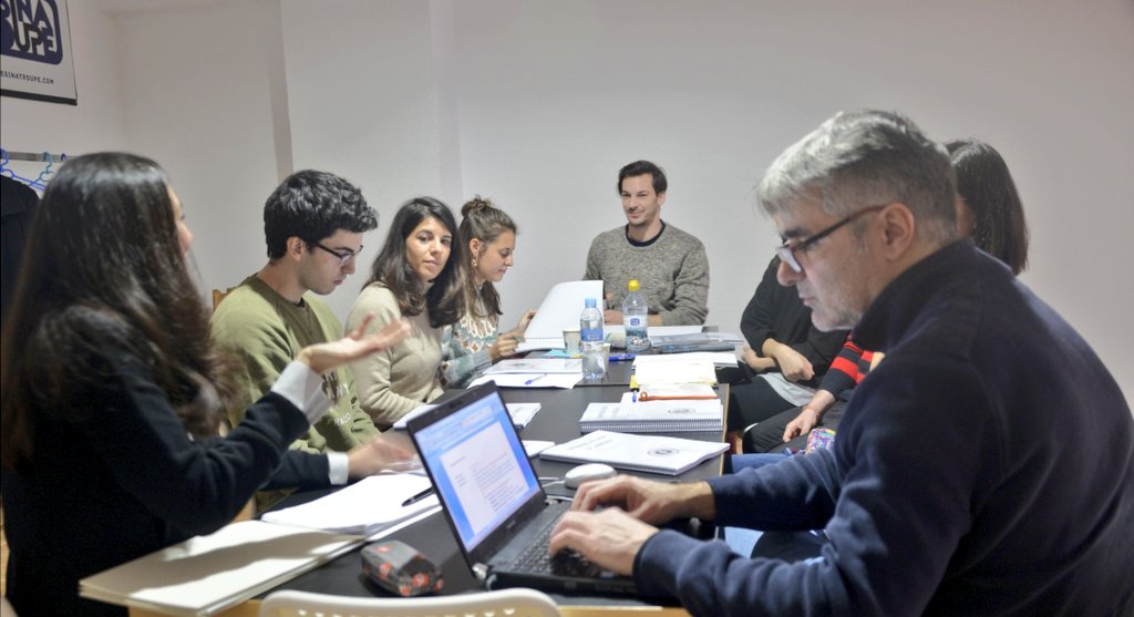 FuSO's tweet image. 2/2
El equipo embarcado en esta exploración es:
Ernesto Arias: Dirección
Brenda Escobedo: Dramaturgia
Celia Pérez: Ayudante de dirección
Anna Gil: Escenografía/vestuario
Actores y actices:
Jorge de la Cruz
Julio Hidalgo
Raquel Molano
Raquel Nogueira
Jose Juan Sevilla
Sara Velasco