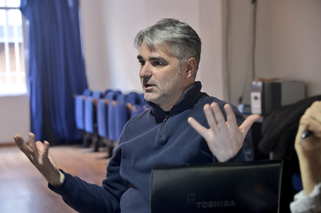 FuSO's tweet image. 2/2
El equipo embarcado en esta exploración es:
Ernesto Arias: Dirección
Brenda Escobedo: Dramaturgia
Celia Pérez: Ayudante de dirección
Anna Gil: Escenografía/vestuario
Actores y actices:
Jorge de la Cruz
Julio Hidalgo
Raquel Molano
Raquel Nogueira
Jose Juan Sevilla
Sara Velasco