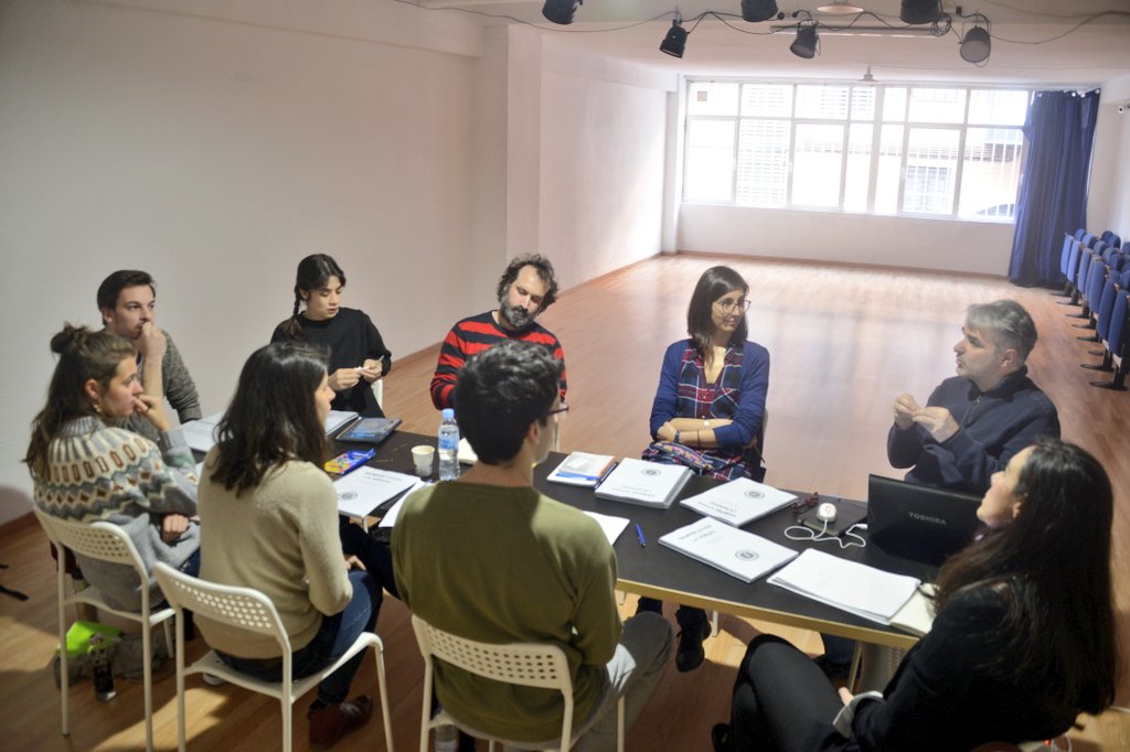 FuSO's tweet image. 2/2
El equipo embarcado en esta exploración es:
Ernesto Arias: Dirección
Brenda Escobedo: Dramaturgia
Celia Pérez: Ayudante de dirección
Anna Gil: Escenografía/vestuario
Actores y actices:
Jorge de la Cruz
Julio Hidalgo
Raquel Molano
Raquel Nogueira
Jose Juan Sevilla
Sara Velasco