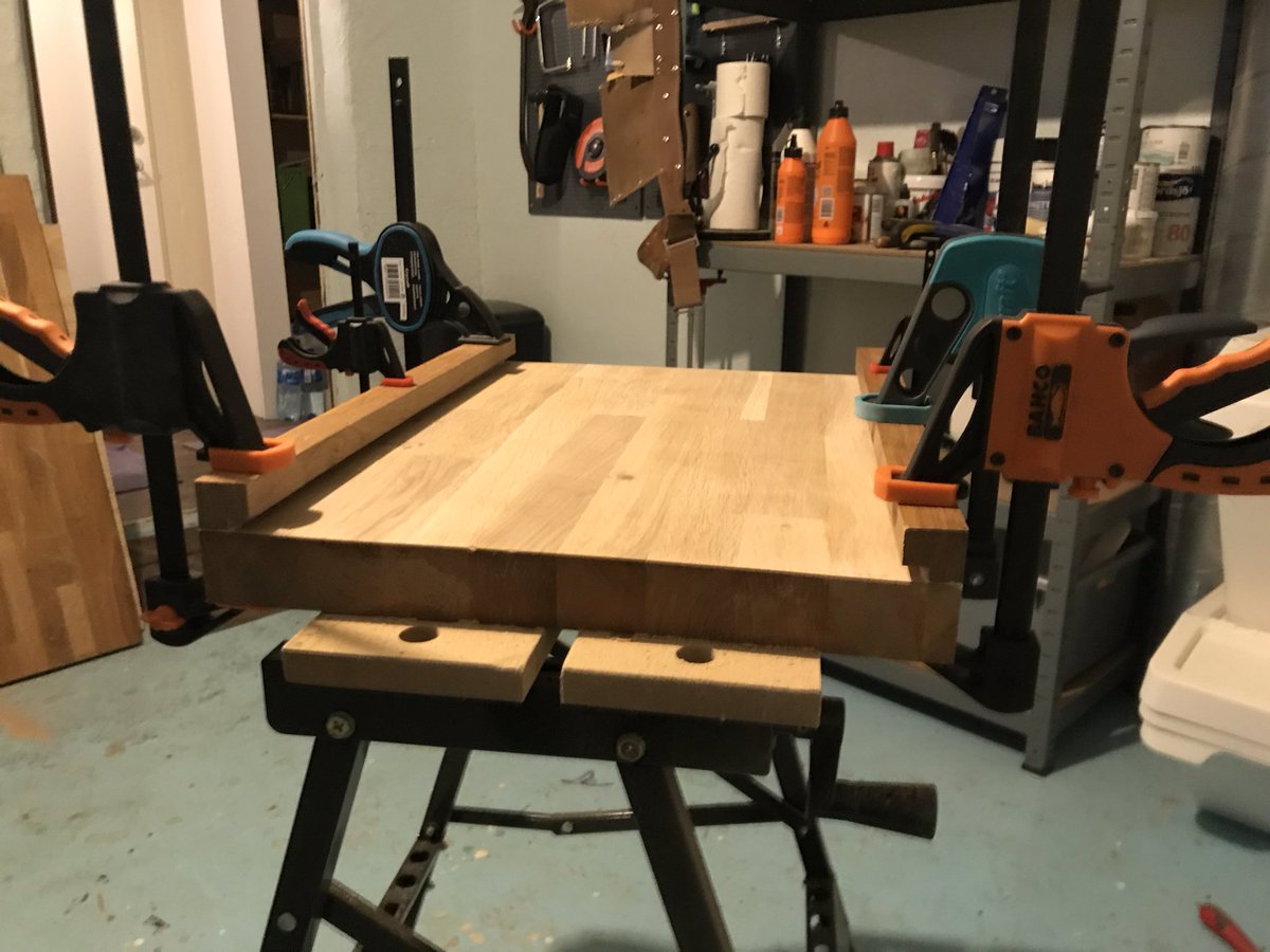 Micke's tweet image. WIP Skärbräda i ek med stålbrickor