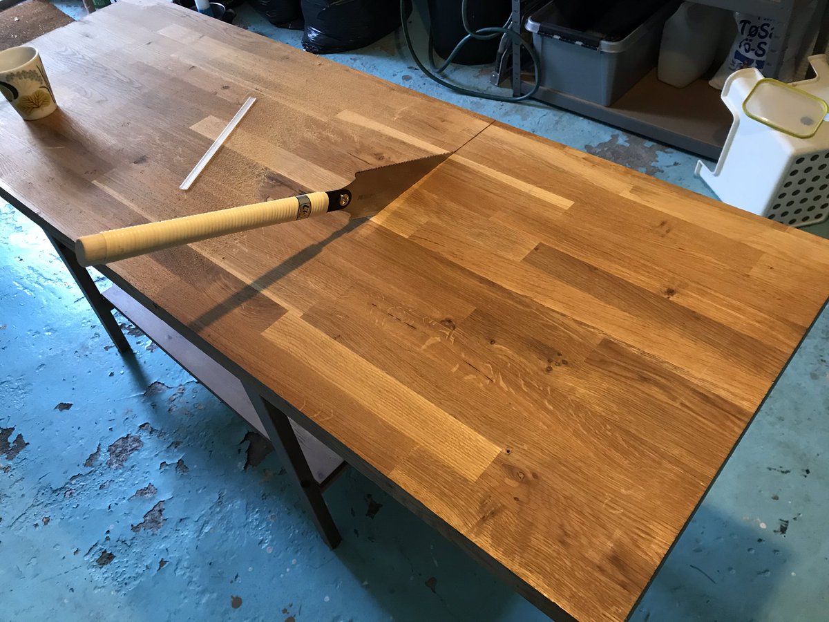 Micke's tweet image. WIP Skärbräda i ek med stålbrickor