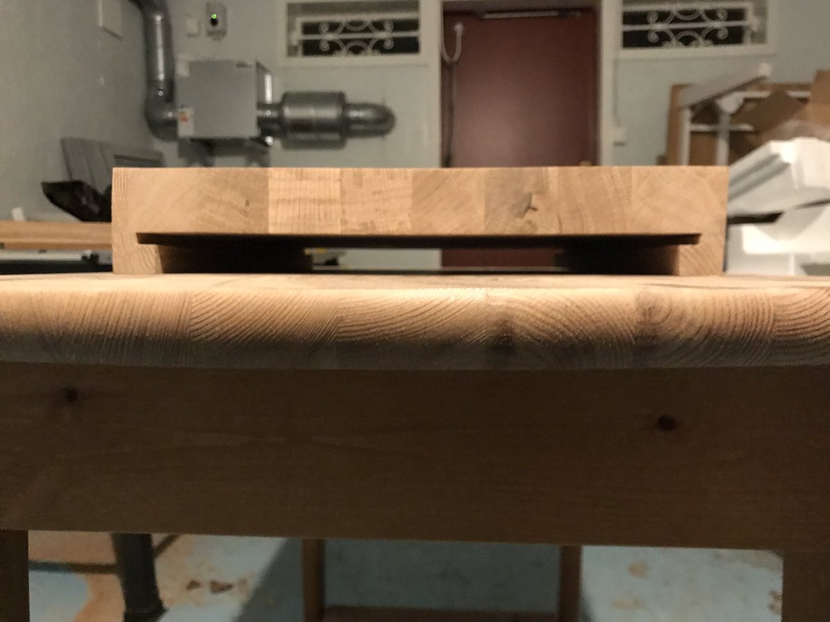 Micke's tweet image. WIP Skärbräda i ek med stålbrickor