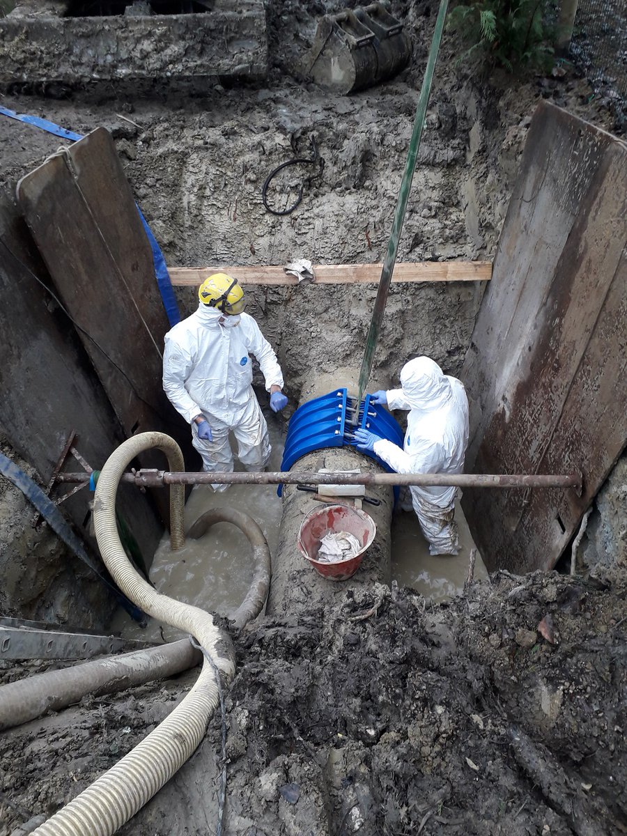 GruppoVeritas's tweet photo. Nonostante l'emergenza #CoronaVirusVeneto, i tecnici Veritas sono impegnati nella riparazione delle condotte idriche nella rete #acquedotto di #Carpenedo e #ZeroBranco per continuare a garantire il servizio. https://t.co/pJrFDqeOUf