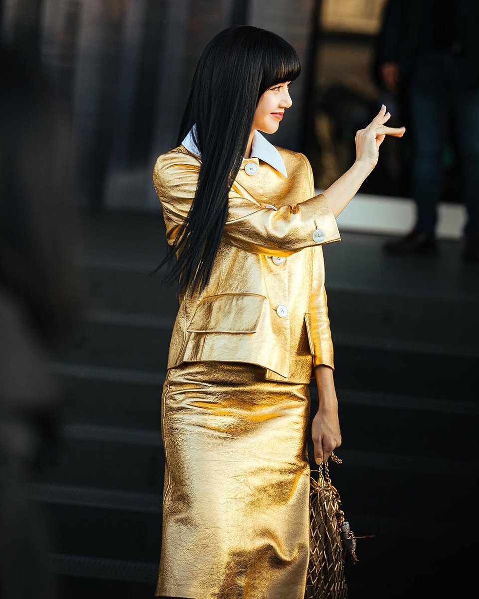 Lisa wear a golden dress for PRADA Fashion Show #LISAxPRADA #LisaWearsPrada Lisa wear a golden dress for PRADA Fashion Show #LISAxPRADA #LisaWearsPrada