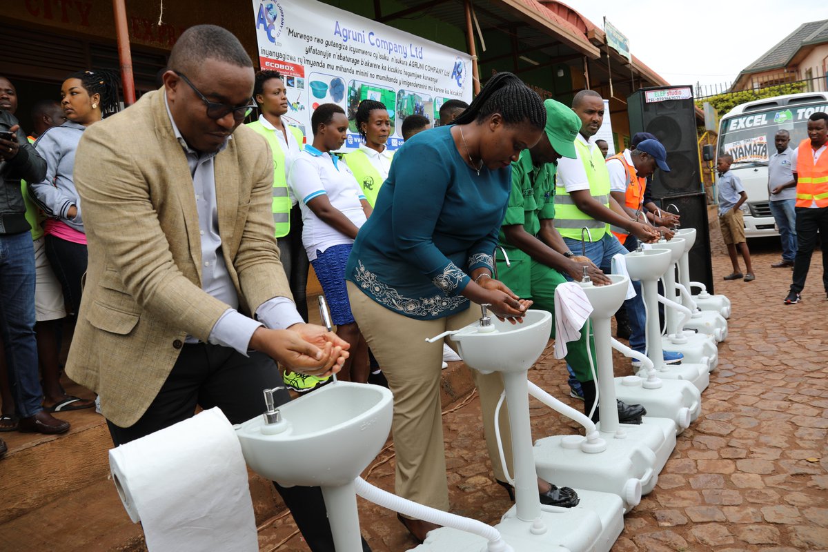 KicukiroDistr's tweet photo. Mu gushyira mu bikorwa amabwiriza ya @RDBrwanda asaba inzego zitandukanye gushyiraho uburyo bwo gukaraba intoki cyane cyane ahahurira abantu benshi, uyu munsi Ubuyobozi bw'Akarere ka Kicukiro bwatangije ubukangurambaga mu isuku hashyirwaho za kandagira ukarabe muri Gare ya Nyanza https://t.co/HXxWUJgO4K