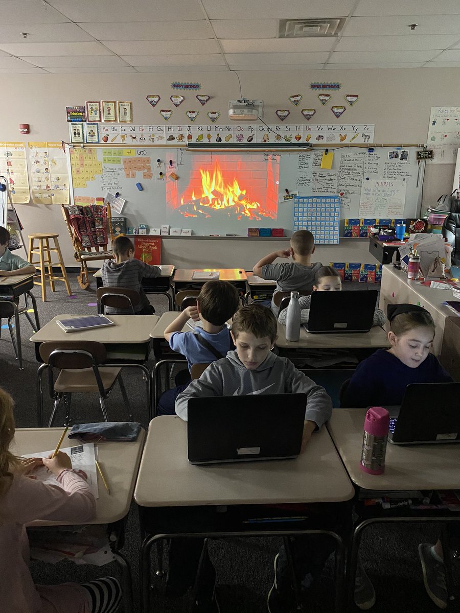 KaylaDetweiler's tweet photo. Learning by the fire this morning! 
#cozyclassroom @NDaviessElem https://t.co/LLuDAFXrAt