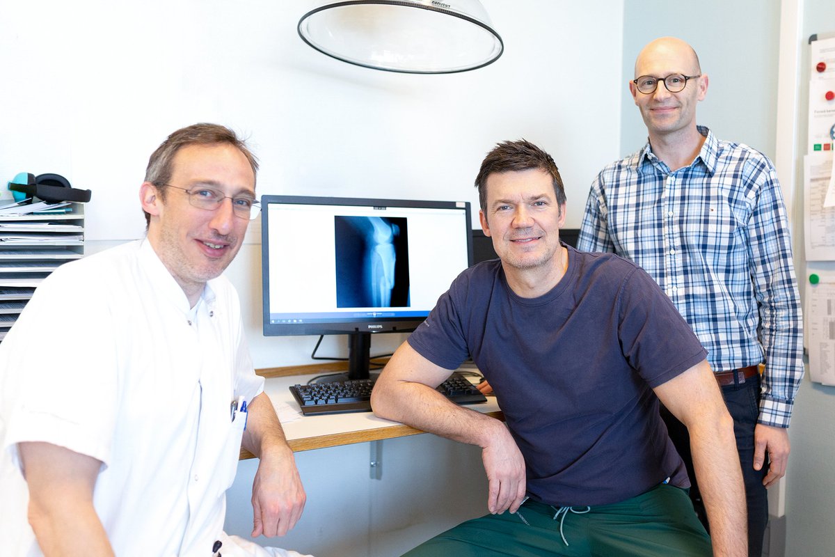 To læger og en fysioterapeut fra Aalborg UH vil hjælpe patienter med brækkede skinneben 👍

De tre forskere vil nemlig teste en mere skånsom kirurgisk metode – i håb om at det vil give færre knæsmerter og bedre funktionsevne.

aalborguh.rn.dk/service/nyheds…