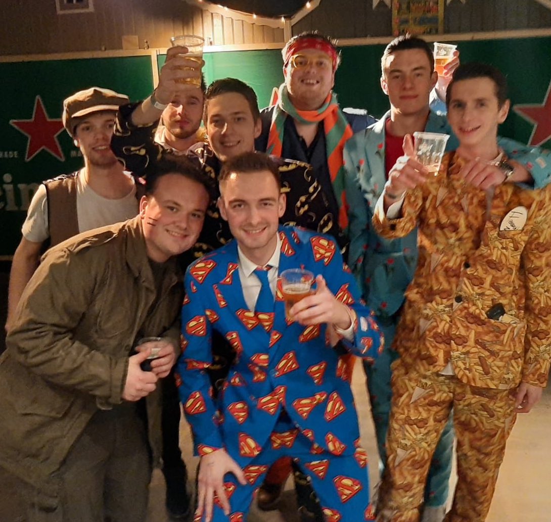 LeroyMijns's tweet photo. De zaterdagavond. 🍻 Standaard als eerste binnen en als laatste naar huis. Geloof da’k een fust bier op had. #Feeeeest 🎉 https://t.co/nx4Gk25NkP