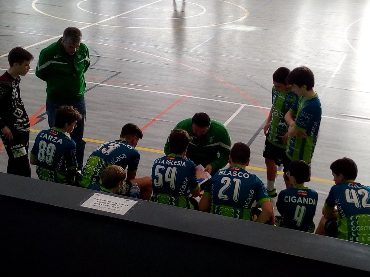 balonmanoikasa's tweet image. 𝗘𝗤𝗨𝗜𝗣𝗢𝗦 𝗕𝗔𝗦𝗘 1920 🟢⚫

#1IM🏆J16
✅@iKasaBMMADRID 26:18 @bmalcobendas 
Gran partido de nuestros chicos ante un rival directo!

#2IM 🏆J6
✅@iKasaBMMADRID 21:17 @BmCDVallecas 
Finalmente jugaremos del 13º al 16º al pasar primeros de grupo!
Enhorabuena chicos!