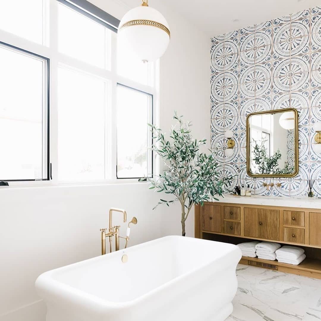 AlchemyNia's tweet photo. Hallelujah to this master bathroom! That tiling paired with the gold accents and wooden cabinetry, not to mention the freestanding tub, is just so good 🤤 | Design: @houseofjadeinteriors | Photography: @travisj_photo
#interiordesign #homestaging #lightandbright #doingneutralright https://t.co/4VL2jXPmK8