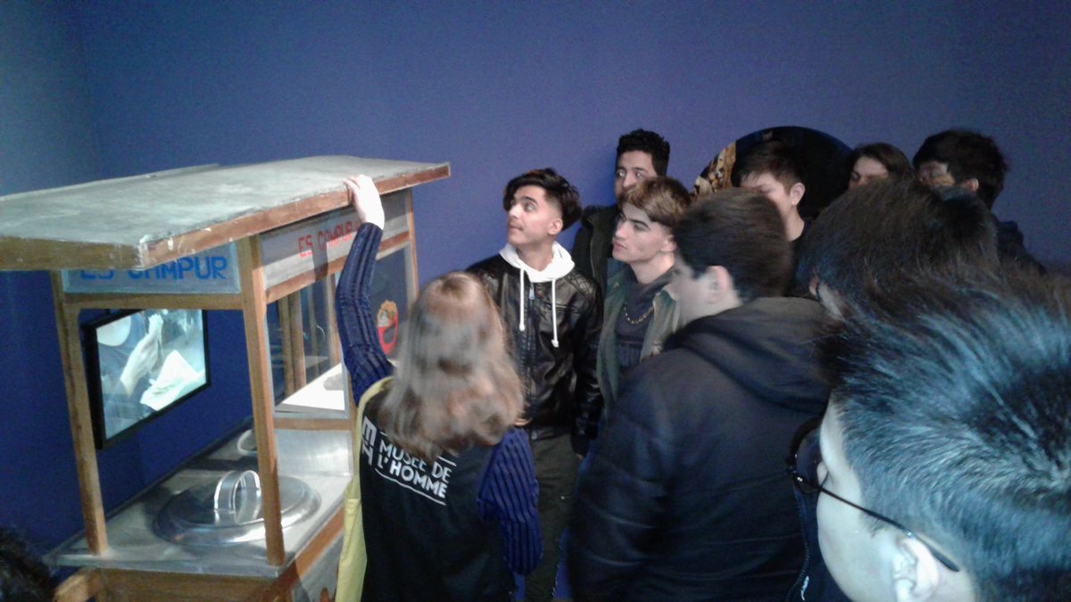 SVT_Bergson's tweet photo. Les élèves de 2nde 10 UPE2A  en visite de l'exposition "Je mange donc je suis" 🌽🌾🐄🐖@Musee_Homme https://t.co/QTXb5Coimc