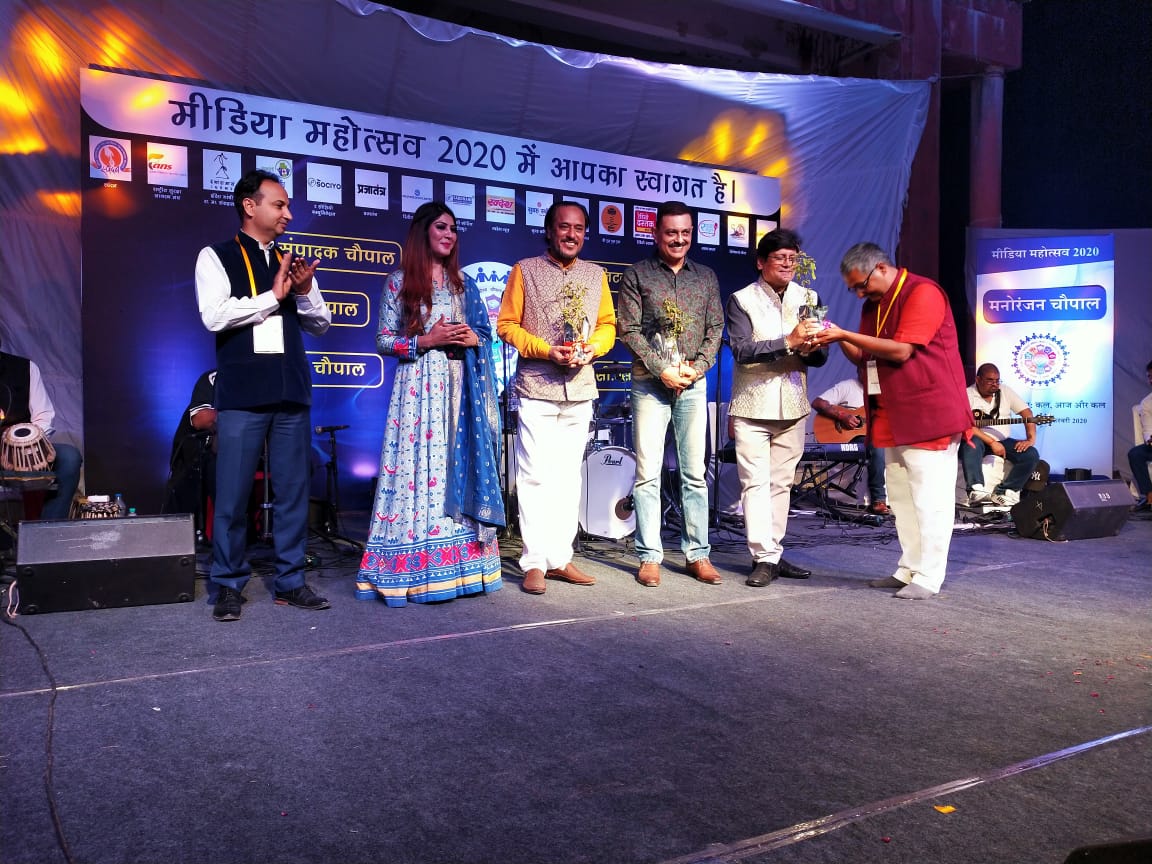 Tochiraina's tweet photo. Catch up some of the captured moments from media mahotsav 2020 at Bhopal!! Thank you all for your honour and so much of love. 🙏🙏
#tochiraina #tochirainaofficial #tochifans #singer #composer #artist #mediamahotsav #events #shows #mediamahotsav202 #performance #stage #party https://t.co/qtGfnUj8f4