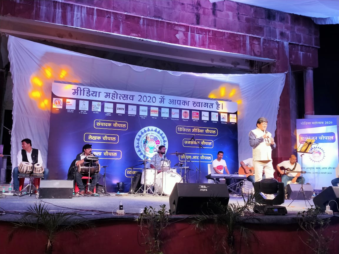 Tochiraina's tweet photo. Catch up some of the captured moments from media mahotsav 2020 at Bhopal!! Thank you all for your honour and so much of love. 🙏🙏
#tochiraina #tochirainaofficial #tochifans #singer #composer #artist #mediamahotsav #events #shows #mediamahotsav202 #performance #stage #party https://t.co/qtGfnUj8f4