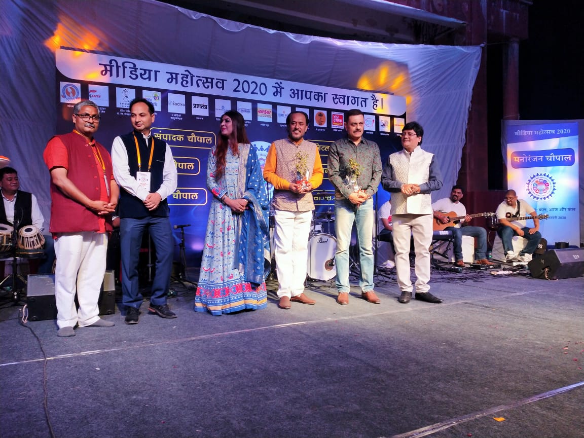 Tochiraina's tweet photo. Catch up some of the captured moments from media mahotsav 2020 at Bhopal!! Thank you all for your honour and so much of love. 🙏🙏
#tochiraina #tochirainaofficial #tochifans #singer #composer #artist #mediamahotsav #events #shows #mediamahotsav202 #performance #stage #party https://t.co/qtGfnUj8f4