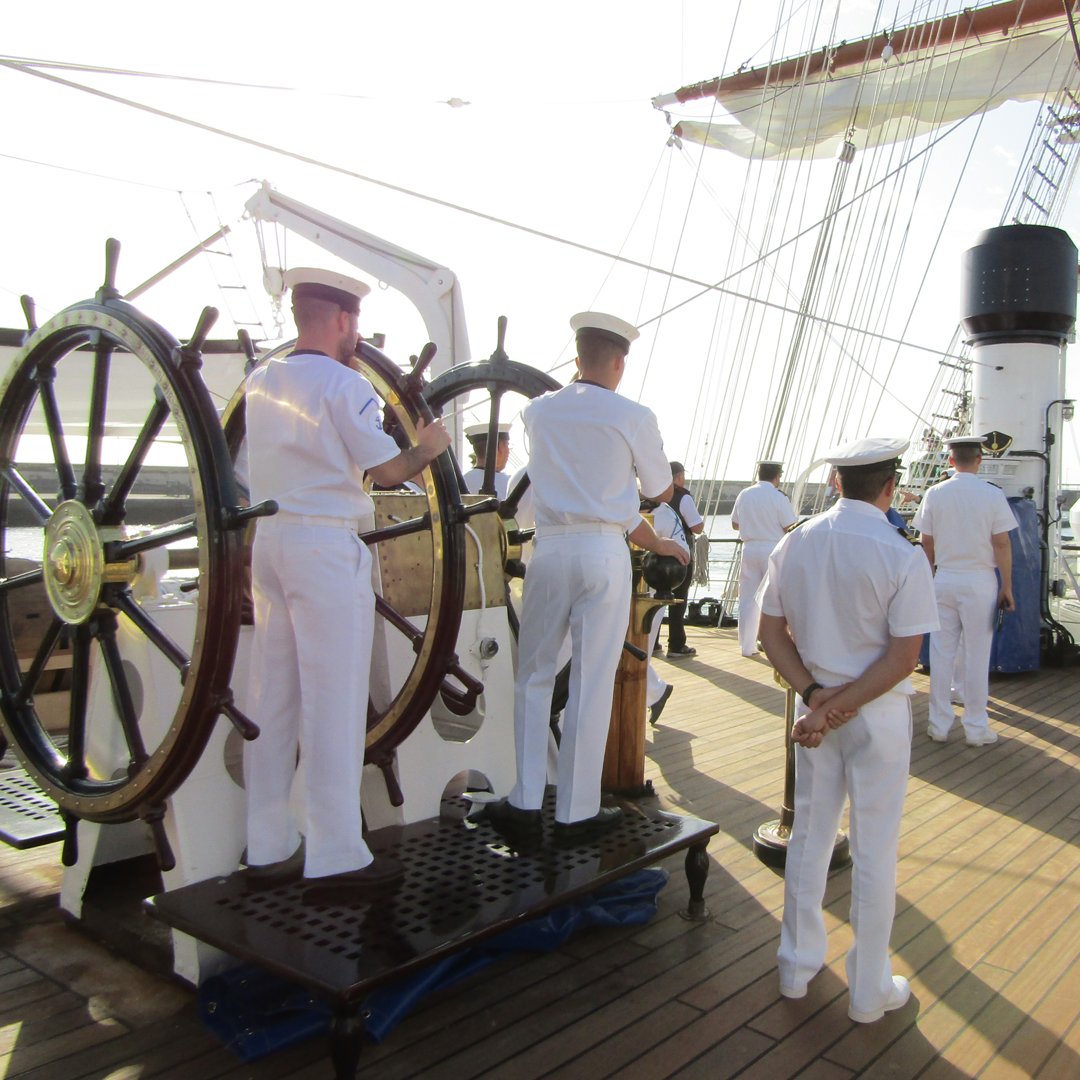 A ciência está “nas mãos” dos cadetes do NRP Sagres <a href="/MarinhaPT/">Marinha</a> graças ao CIRCULARES, um projeto de ciência cidadã, coordenado por Cristina Máguas, professora do Departamento de Biologia Vegetal da Ciências ULisboa e coordenadora do <a href="/CE3CResearch/">CE3C</a>. bit.ly/2SSrHNO