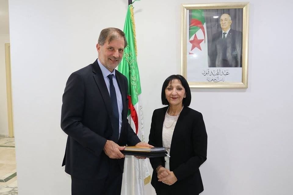 ObservAlgerie's tweet photo. Le ministre de l'Environnement Nassira Benharrats, reçoit John O'Rourke, l'ambassadeur et le chef de la délégation de l'Union européenne en Algérie.
#Algerie #UE #NassiraBenharrats #JohnORourke #Ambassadeur https://t.co/xy3uOoqjMF