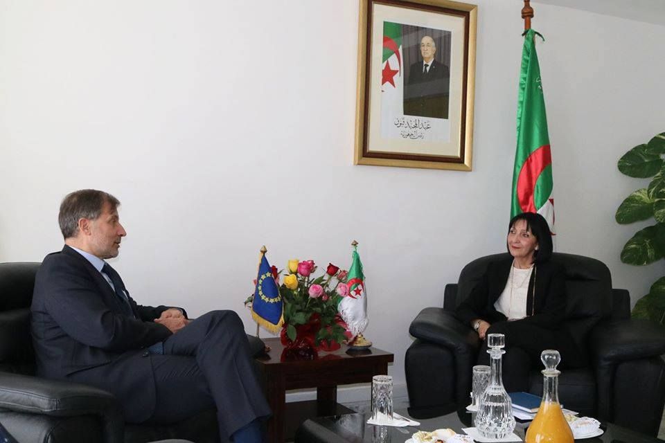 ObservAlgerie's tweet photo. Le ministre de l'Environnement Nassira Benharrats, reçoit John O'Rourke, l'ambassadeur et le chef de la délégation de l'Union européenne en Algérie.
#Algerie #UE #NassiraBenharrats #JohnORourke #Ambassadeur https://t.co/xy3uOoqjMF