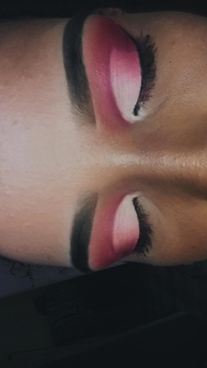 pqsereiaa's tweet image. Ei moça, tem um pouco de rosto na sua maquiagem. 

#makeformake #Make #makerosa #makelove #maketime