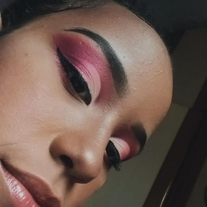 pqsereiaa's tweet image. Ei moça, tem um pouco de rosto na sua maquiagem. 

#makeformake #Make #makerosa #makelove #maketime