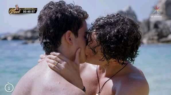 LAristemo96's tweet photo. °•Un año del primer beso de ARISTEMO: 
#AristemoBeso 
#MMTF2 https://t.co/USvhhYnlo6