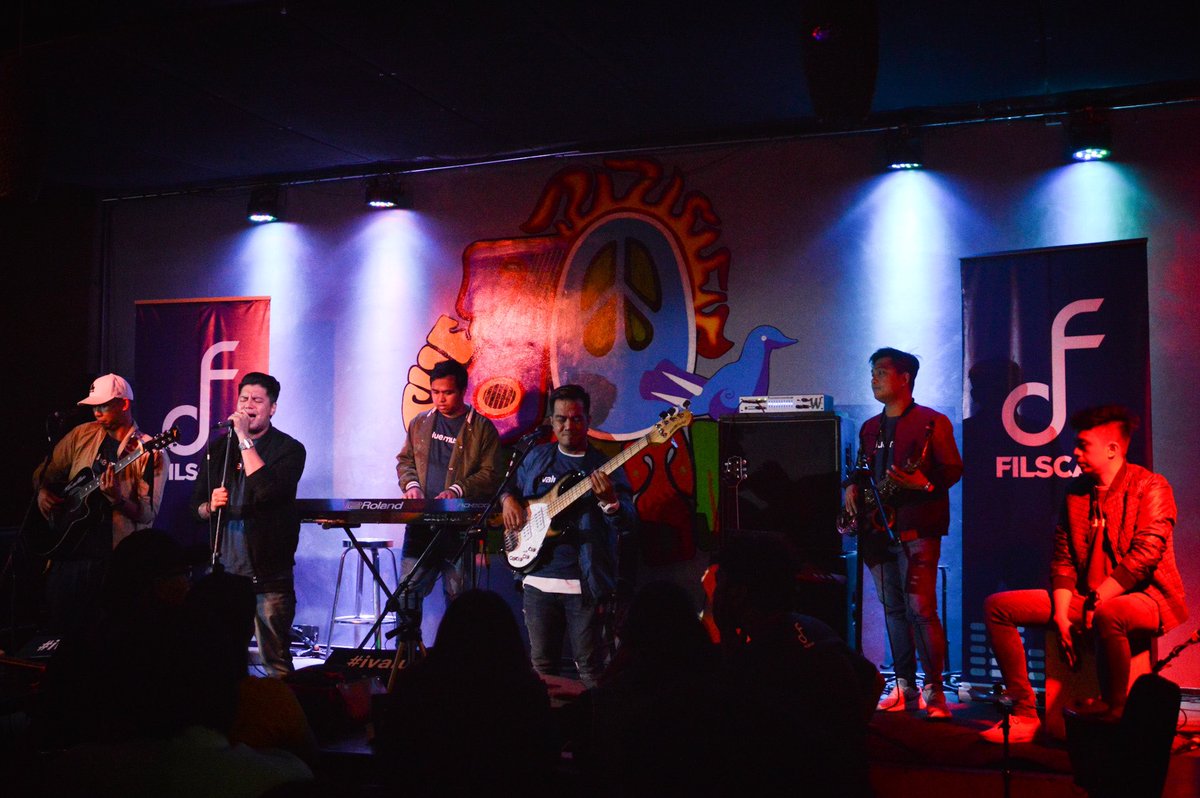 filscap_'s tweet photo. Dream Seven "D7" takes us to the dreamland with their soulful song βKailan Kayaβ. Their music style is inspired by SOUTH BORDER.
#FILSCAPSongwritersNight
#FILSCAPOpenMic
#ivaluemusic https://t.co/sdd7lefQvh