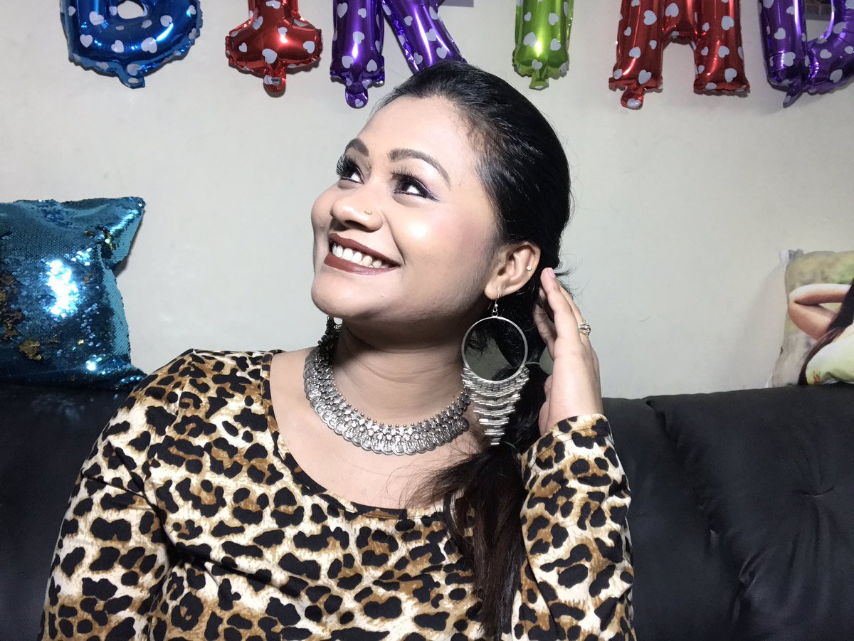 RJshree24's tweet photo. My Arabic makeup tutorial is out. check out by below link 

https://t.co/sNNlVUKMgk

Baki trump ke swagat ki chinta modiji pe chodh do, he is a real showman 😎

#TrumpIndiaVisit #TrumpInIndia #DonaldTrumpIndiaVisit #NamasteyTrump #BJP https://t.co/YNvBG6AIIO