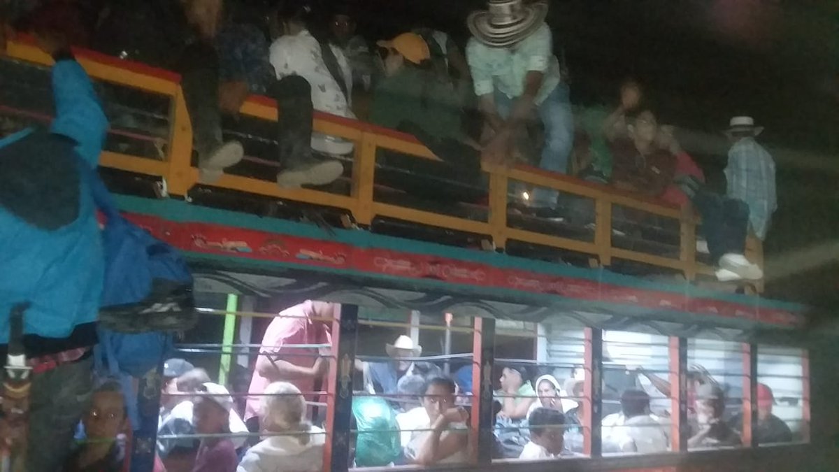 GabbyG1l's tweet image. No, no es una foto del año 2000, no es una foto del pasado, es ¡hoy!, carros &quot;escalera&quot;, o chivas como se conoce en otras partes, llenas de campesinos y campesinas que huyen del horror de la guerra en Ituango al norte de Antioquia. 
Hilo 👇🏼
#SOSItuango