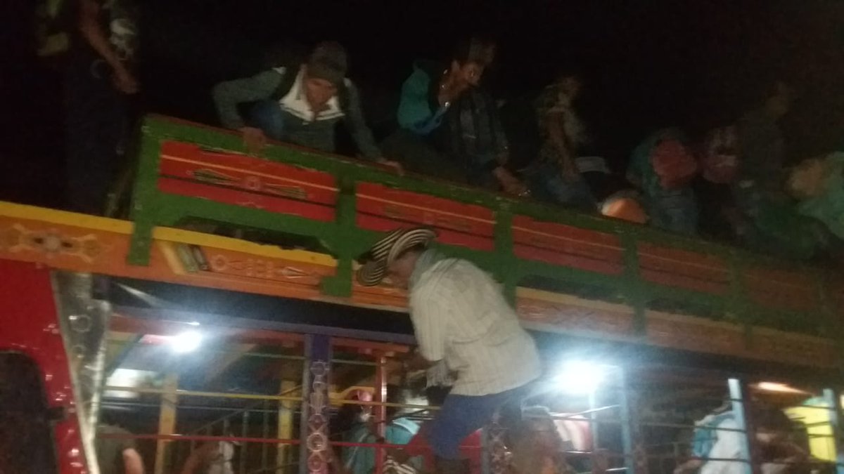GabbyG1l's tweet image. No, no es una foto del año 2000, no es una foto del pasado, es ¡hoy!, carros &quot;escalera&quot;, o chivas como se conoce en otras partes, llenas de campesinos y campesinas que huyen del horror de la guerra en Ituango al norte de Antioquia. 
Hilo 👇🏼
#SOSItuango