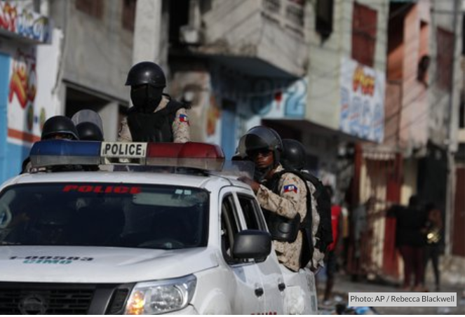 worldnewsdotcom's tweet photo. #Haiti police exchange fire with troops near national palace
#PortauPrince #HaitiProtest #WorkingConditions
https://t.co/AWylndrVV6 https://t.co/bTwpnDFqOT